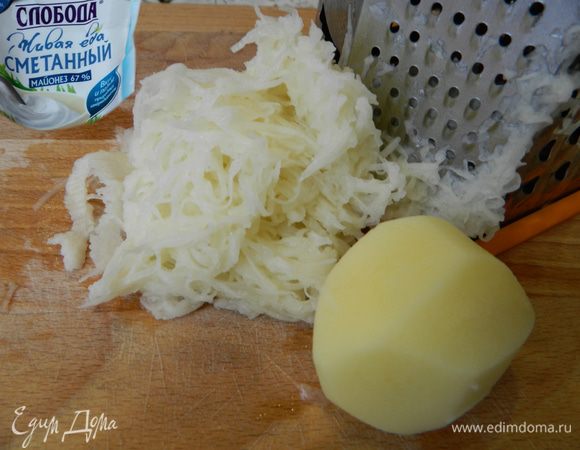 Картофель и лук натереть на средней терке, поместить в миску.
