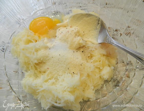 К картофелю добавить сметану, яйцо, манку, посолить, поперчить.