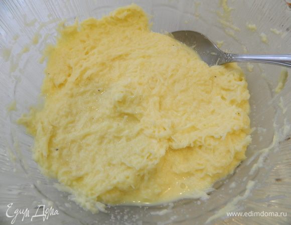 Тщательно перемешать. Дать постоять 5 минут, для набухания манки.