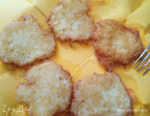 Готовые драники выложить на салфетку, чтобы она впитала лишний жир.