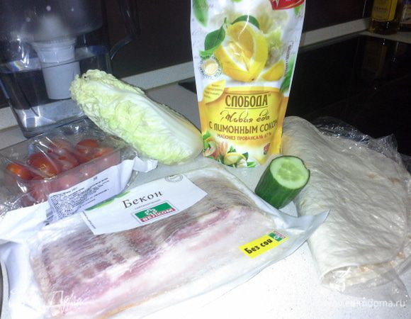 Моем огурец, помидорки. Капустные листья отрываем от кочана и вырезаем толстую серединку.