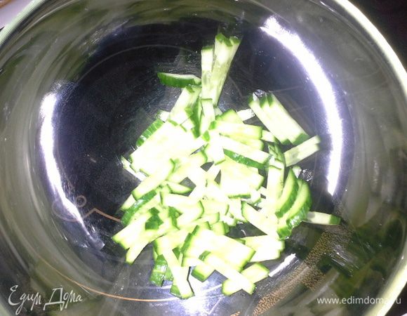 Огурец режем соломкой и складываем в миску.