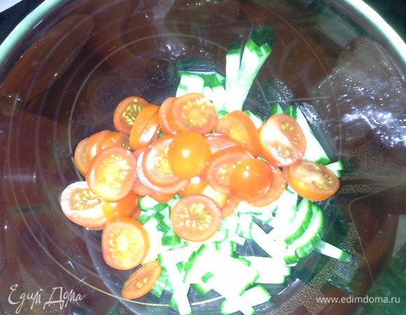 Помидорки черри режем кружочками (примерно на 5 — 6 кружочков каждая помидорка).