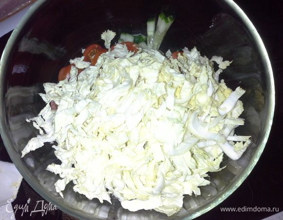 Капустные листья без серединки режем соломкой.