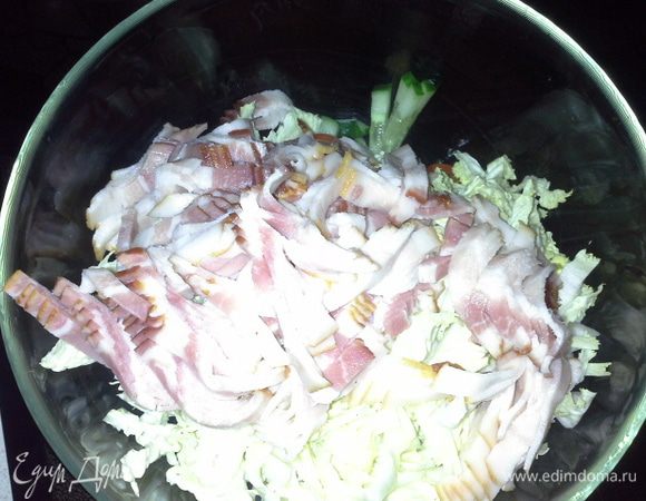 Пласты бекона тоже режем соломкой.