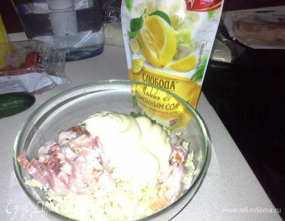 Все перемешиваем с добавлением 5 ст. л. майонеза с лимоном ТМ «Слобода». Наша начинка для лаваша готова. По желанию можно добавить корейскую морковь.