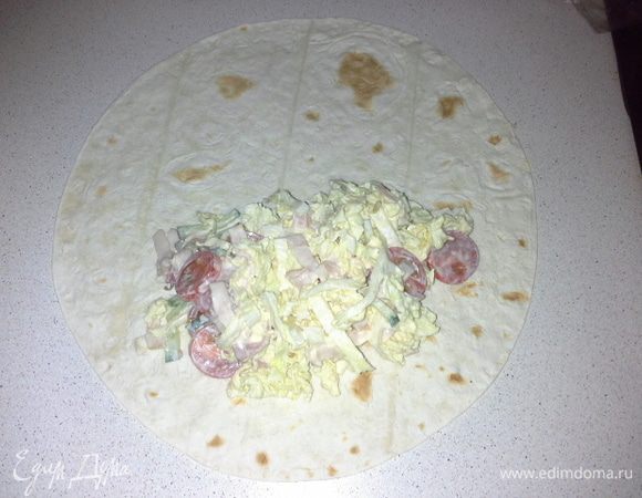 Выкладываем 1/5 начинки на лаваш и заворачиваем. 