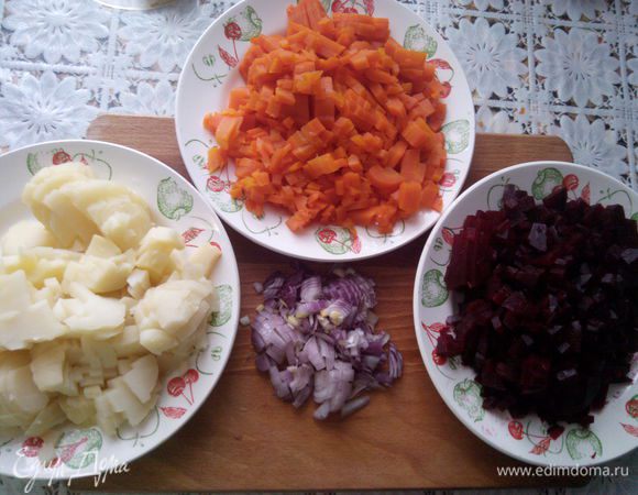 Овощи отварить (кроме лука), очистить, нарезать кубиками. Лук, так же, нарезать кубиками.