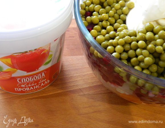 Овощи отправить в миску, добавить зеленый горошек, посолить, поперчить, заправить майонезом провансаль ТМ «Слобода».
Салат готов!