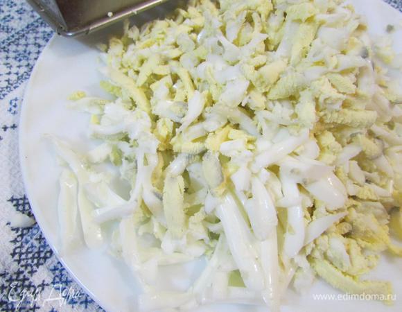Яйца отварить. Остудить, почистить и натереть на крупной терке.