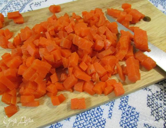 Морковь почистить и нарезать мелким кубиком.