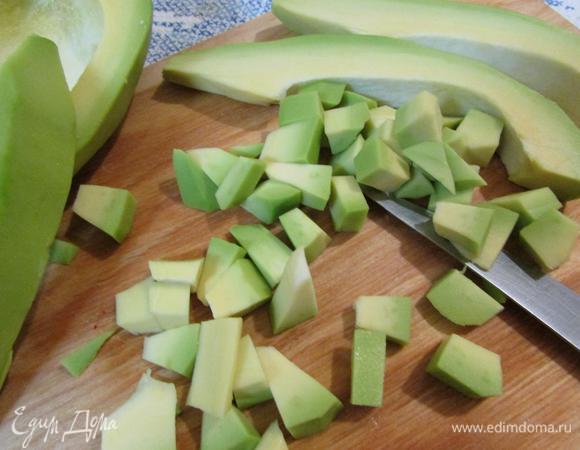 Авокадо (должно быть спелое) почистить, освободить от косточки. Нарезать кубиком.