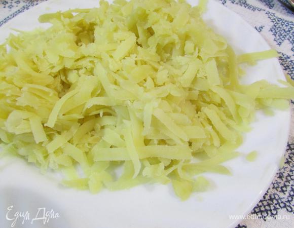 Картофель почистить и натереть на крупной терке.