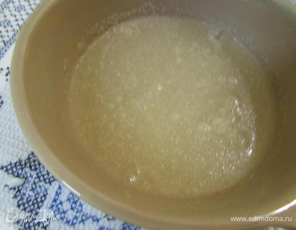 Приготовить заливку. Желатин замочить в воде (можно использовать рыбный бульон) и оставить для набухания. Затем растворить на водяной бане. Остудить. 