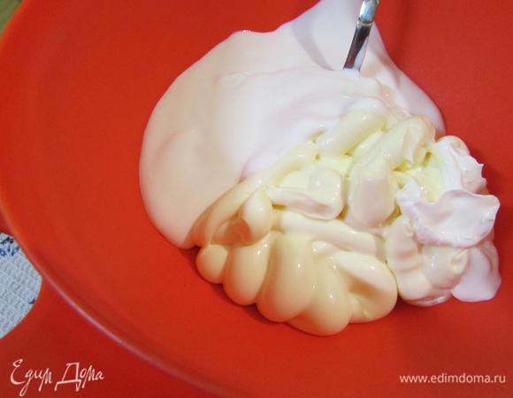 В отдельной миске смешать до однородности майонез «Слобода» Легкий и сметану. Добавить соль по вкусу. 