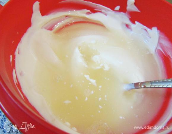 Затем влить подготовленный желатин и хорошо перемешать.