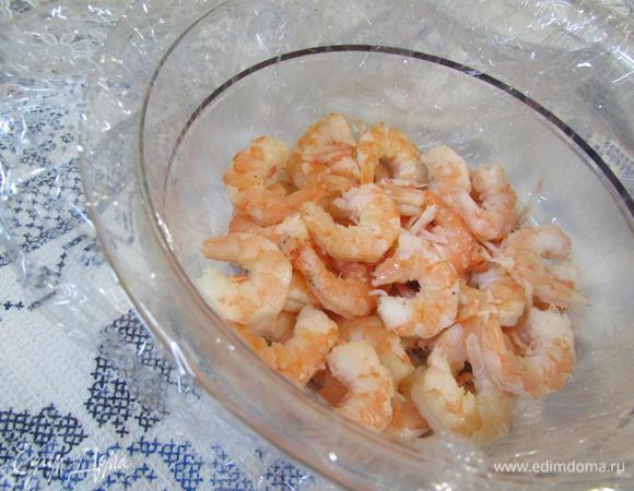 Выложить овощи слоями. Первый — креветки.