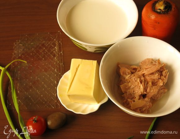 Подготовим консервированный тунец, марка Магуро, масло сливочное (у меня соленое, больше соль не добавляла), сливки 15%, морковь и свеклу, оливки, помидоры черри, зеленый лук.