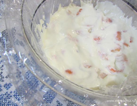 Хорошо смазать креветки смесью из желатина и майонеза. На креветки яйца. Смазать заливкой.