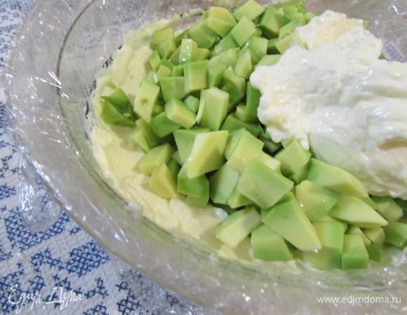 На яйца выложить слой из авокадо и майонезной заливки.