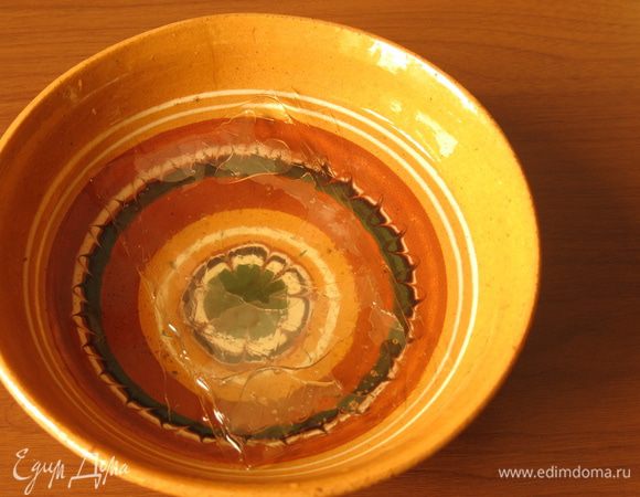 Заливаем листовой желатин на 5 минут очищенной водой.