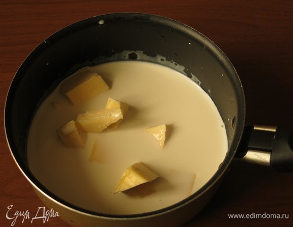 Нагреваем сливки с маслом.
