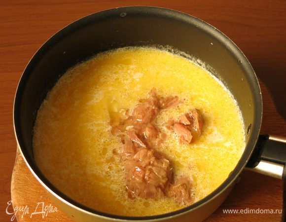 Вводим тунец. На этом этапе изменила рецепт Луки Мортенсино, положила в два раза больше тунца, и угадала.