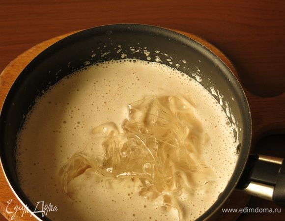 Отжимаем желатин и растворяем в сливках с тунцом.