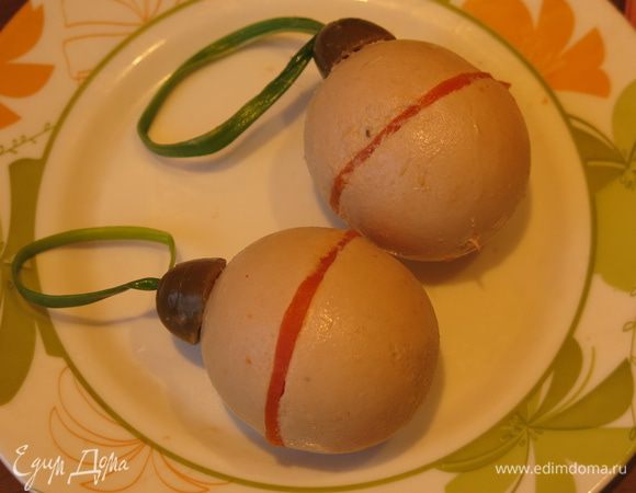 Собираем попарно по две полусферы с прослойкой из моркови, верхушкой из оливки, ниткой лука, соединяем все шпажкой.