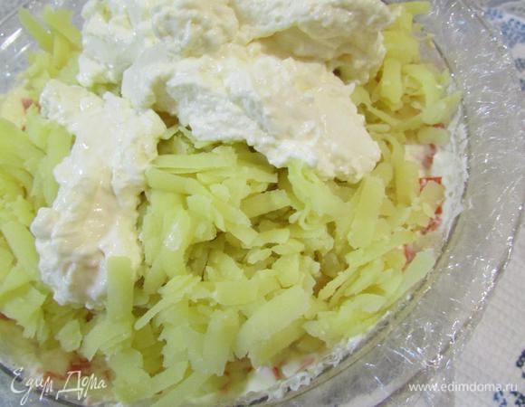 Последний слой — картофель. Смазать майонезной заливкой.