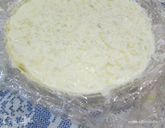 Салатницу накрыть пищевой пленкой и поставить в холодильник на 30 минут для пропитки и застывания.
