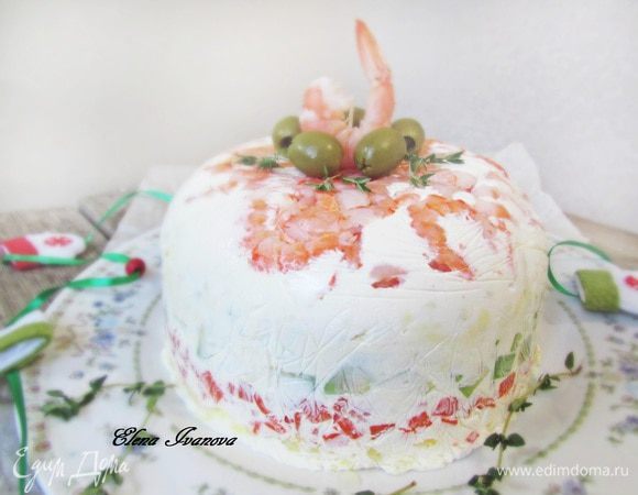 Перед подачей салат перевернуть на сервировочную тарелку, осторожно снять пленку. Украсить.