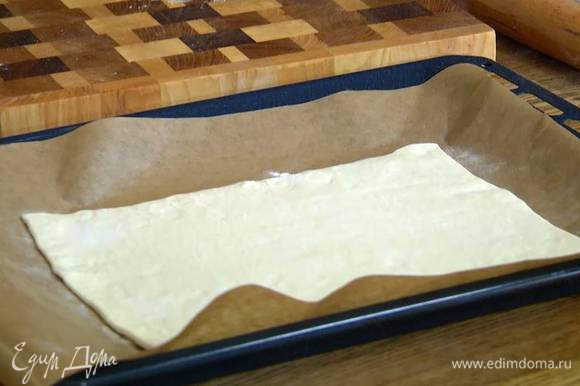 Рабочую поверхность посыпать мукой и слегка раскатать тесто, затем выложить на противень, выстеленный пищевой бумагой.