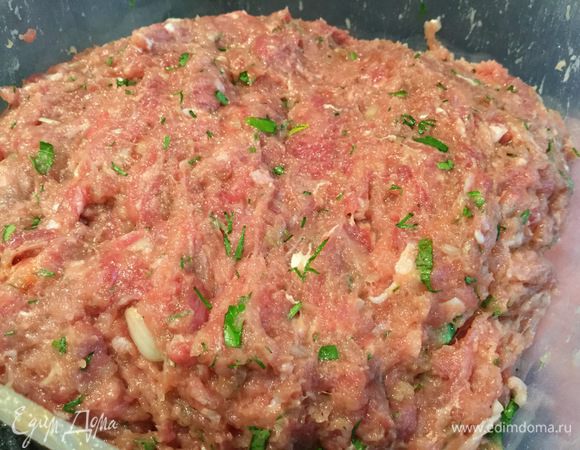 Духовку разогрейте до 220°C. Свиной-говяжий фарш смешайте с яйцом, рубленной петрушкой, выдавленным через пресс чесноком, соевым соусом и паприкой.