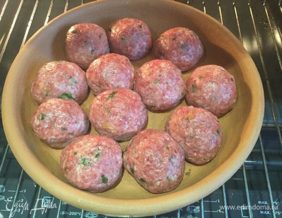 Сформируйте тефтельки размером с грецкий орех, выложите в форму, поставьте в духовку и готовьте 15 минут.