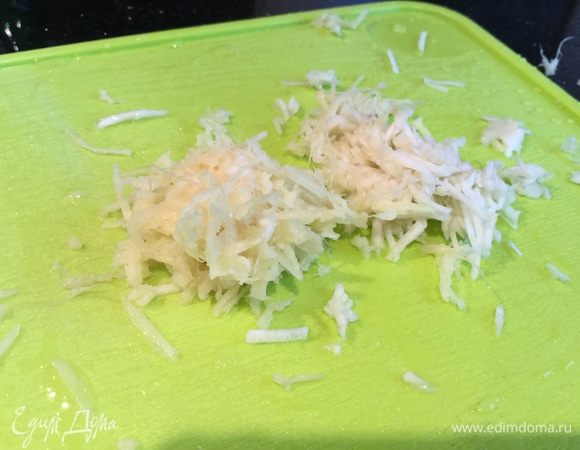 Натрите на мелкой терке чеснок и имбирь, добавьте к соусу, приправить солью, перцем и хлопьями чили.