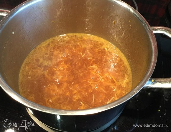 Доведите соус до кипения и варите около 3 минут.
