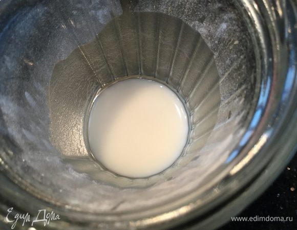 Разведите крахмал в 1 ст. л. воды и добавьте в соус, варите на медленном огне, все время помешивая около 8 минут, до загустения.