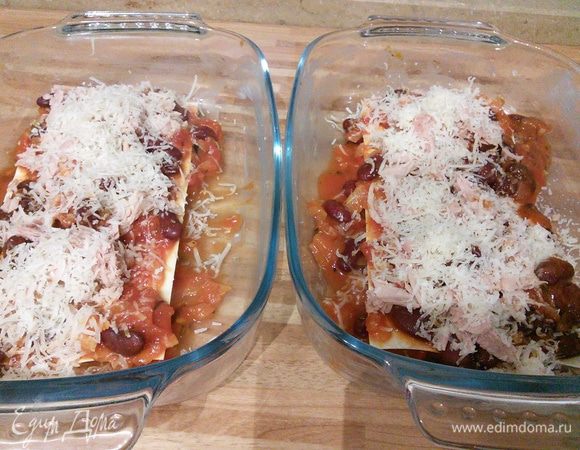 На дно формы выложить чуть соуса, далее лист лазаньи, соус, тунец, натертый сыр. Далее слоями. Обратите внимание на уголки лазаньи, они должны быть покрыты соусом. 