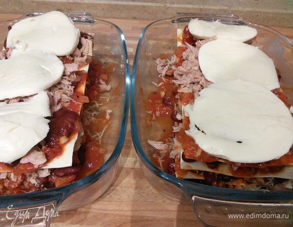 У меня получилось 3 слоя. Сверху выложить кружочки моцареллы и посыпать оставшимся натертым сыром. 