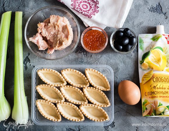 Подготовьте все ингредиенты. Яйцо отварите вкрутую и затем очистите.