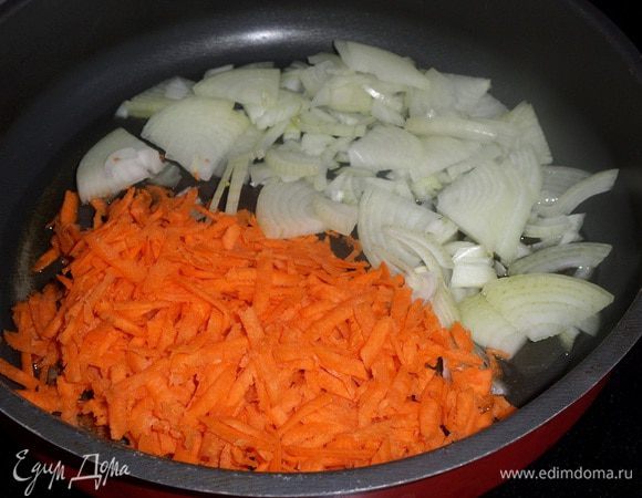 В сковороду наливаем растительное масло и добавляем нарезанный лук и морковь.
