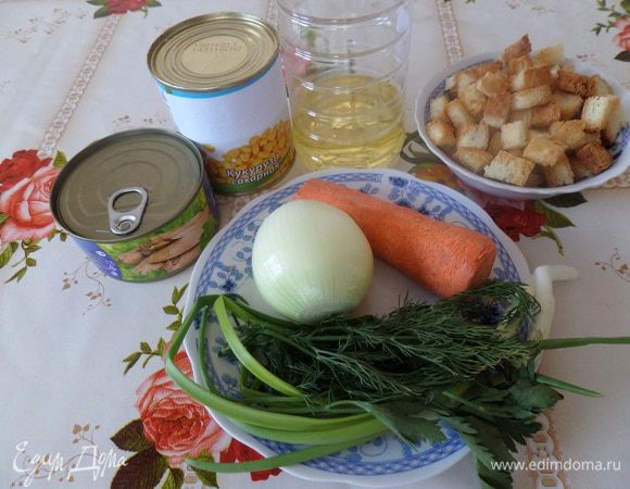 Подготавливаем продукты. Очищаем и нарезаем овощи. Кукурузу откидываем на дуршлаг.