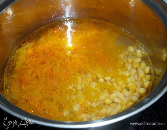 Добавляем чистую воду. Солим, доводим до кипения.