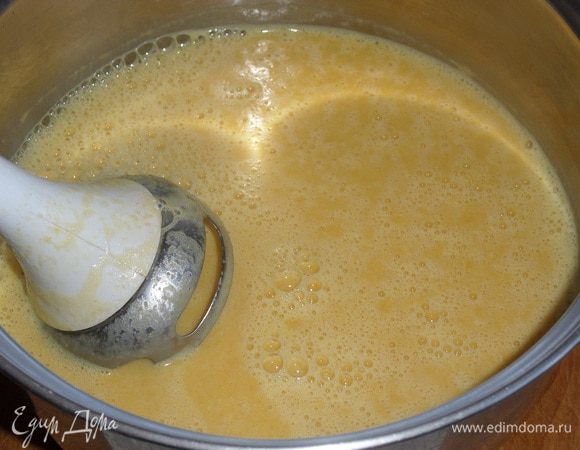 Снимаем кастрюлю с огня. Пюрируем суп с помощью блендера. Возвращаем кастрюлю на плиту и доводим суп-пюре до кипения. 