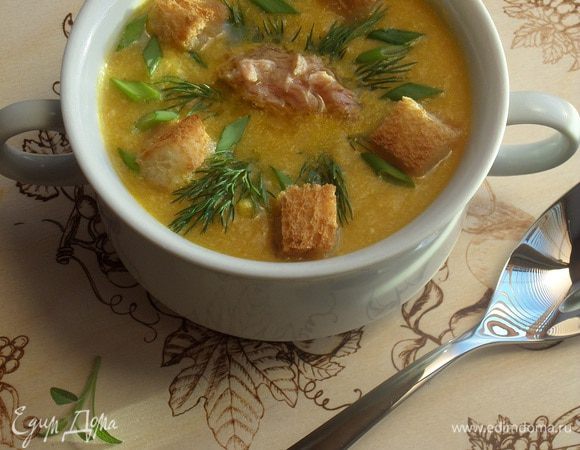 В чашки выкладываем рыбу и добавляем суп-пюре. Подаем с сухариками и зеленью.
