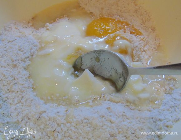 Добавьте очень размягченное сливочное масло и мед.