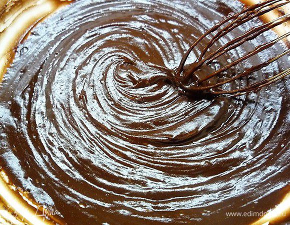 Ставим шоколадную смесь на медленный огонь и доводим до кипения постоянно помешивая в течении 5 минут до загустения. Добавляем сливочное масло и ваниль, еще раз хорошо перемешиваем. Снимаем крем с огня и даем остыть.