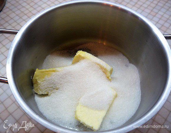 Готовим основу- корж. Размягченное масло взбиваем с сахаром до пышной белой массы.