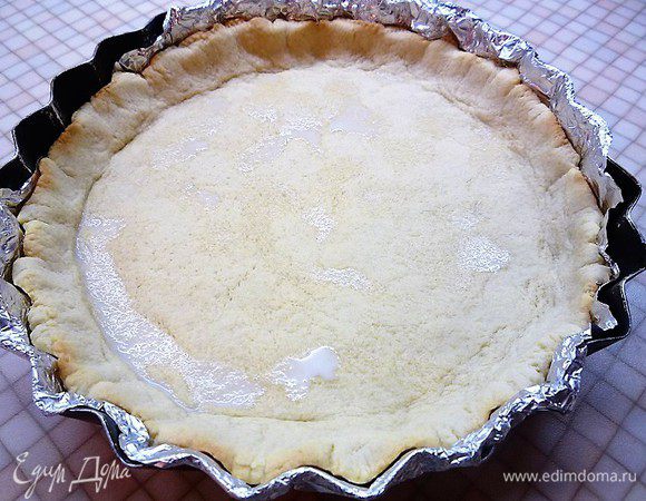 По истечении времени вынимаем форму, сбрызгиваем корж молоком и снова убираем в духовку на 5 — 10 минут до образования румяного цвета. Готовый корж вынимаем из духовки и остужаем.